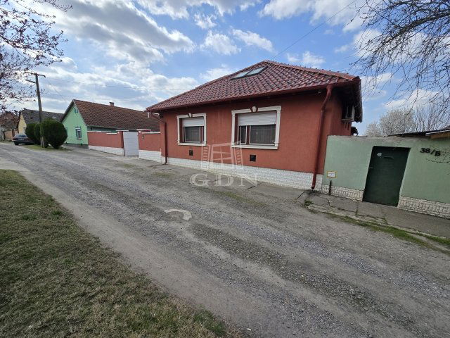 Eladó családi ház, Baján 75 M Ft, 5+1 szobás