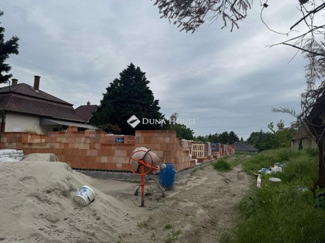 Eladó téglalakás, Szigetszentmártonban 99.9 M Ft, 5 szobás