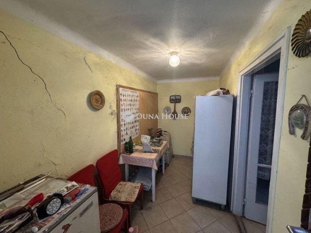 Eladó családi ház, Pécsett 12.9 M Ft, 1 szobás