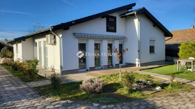Eladó családi ház, Baracskán 127 M Ft, 8 szobás