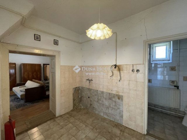 Eladó családi ház, Süttőn 23.9 M Ft, 2 szobás