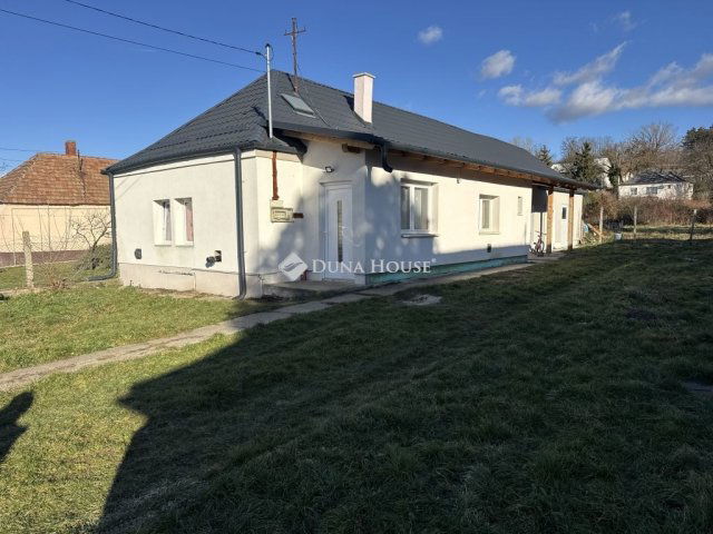 Eladó családi ház, Ajkán 46 M Ft, 4 szobás