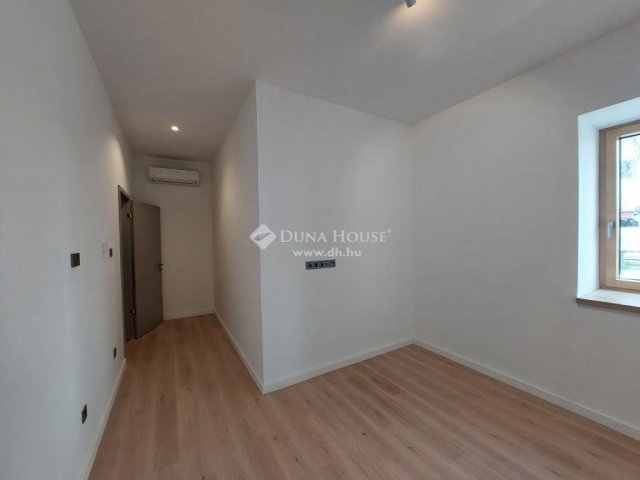 Eladó téglalakás, Siófokon 199.163 M Ft, 4 szobás