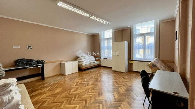 Eladó téglalakás, Szombathelyen 60 M Ft, 4 szobás