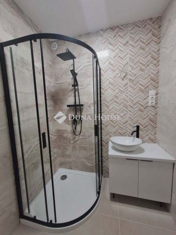 Eladó téglalakás, Pécsett 59.9 M Ft, 3 szobás