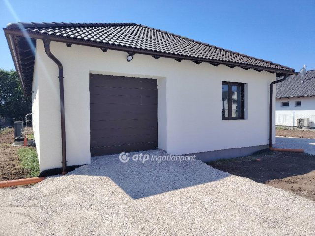 Eladó családi ház, Velencén 129.9 M Ft, 4 szobás