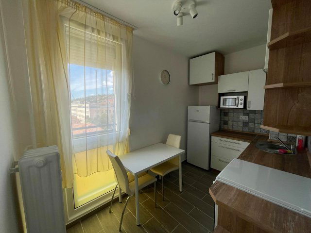 Kiadó panellakás, albérlet, Pécsett 180 E Ft / hó, 2 szobás