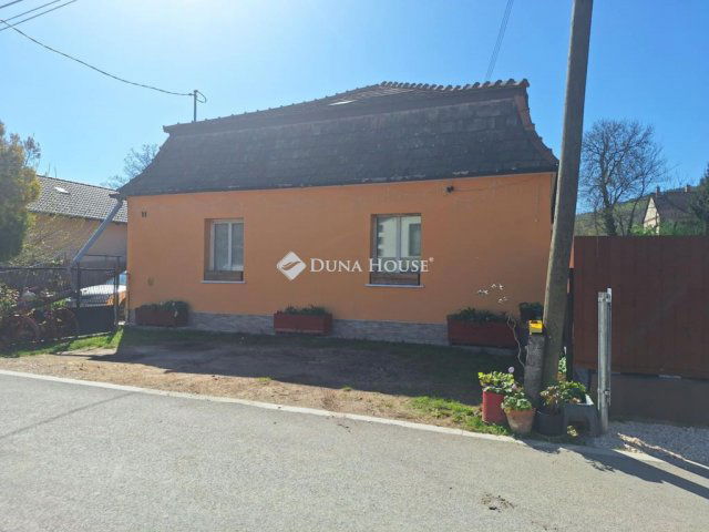 Eladó családi ház, Neszmélyen 69.9 M Ft, 8 szobás