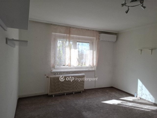 Eladó panellakás, Békéscsabán 29.9 M Ft, 2 szobás