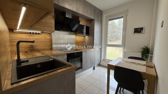Eladó panellakás, Pécsett 69.9 M Ft, 2+1 szobás
