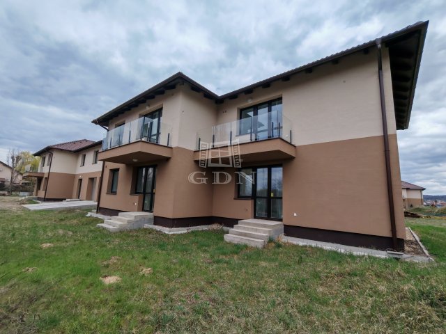 Eladó családi ház, Pécelen 530 M Ft, 16+2 szobás