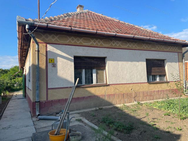 Eladó családi ház, Tiszaföldváron 9.9 M Ft, 3 szobás