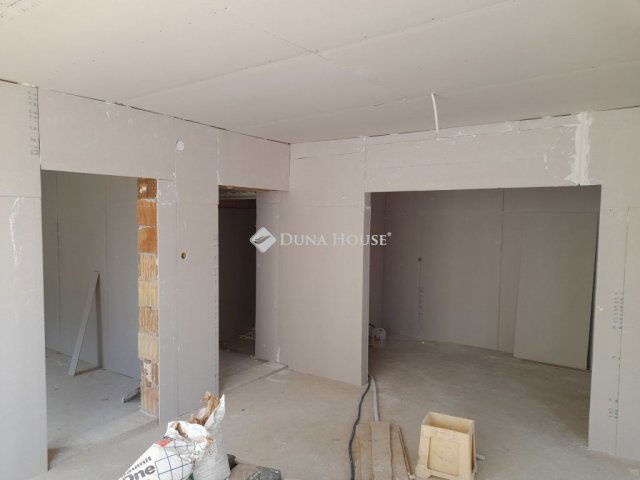 Eladó családi ház, Komáromban 72 M Ft, 4 szobás