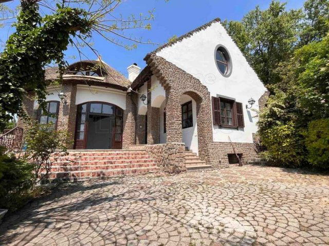 Eladó családi ház, Tihanyban 500 M Ft, 8 szobás