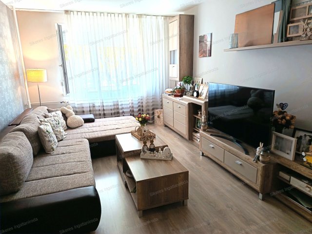 Eladó panellakás, Almásfüzitőn 44.5 M Ft, 3 szobás