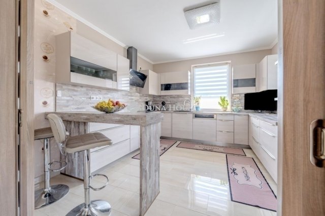 Eladó családi ház, Üllőn 299 M Ft, 6 szobás