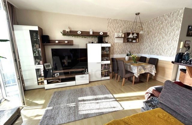 Eladó téglalakás, Szegeden 72 M Ft, 3 szobás