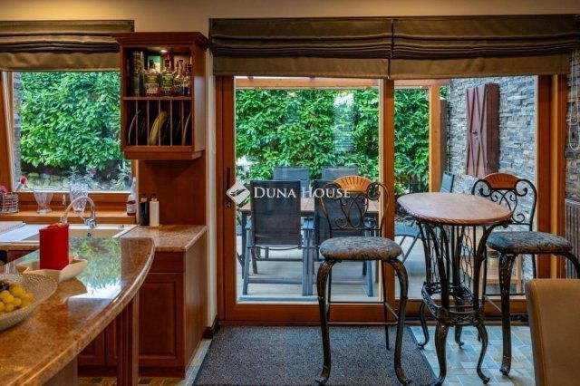 Eladó családi ház, Pécsett 460 M Ft, 8 szobás