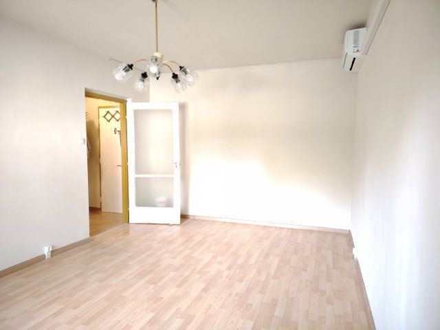 Kiadó panellakás, albérlet, Szegeden, Becsei utcában, 1+1 szobás