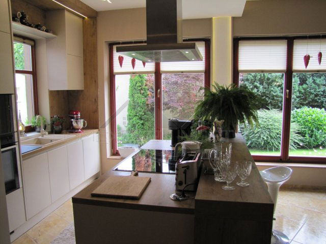 Eladó családi ház, Győrött 278 M Ft, 6 szobás