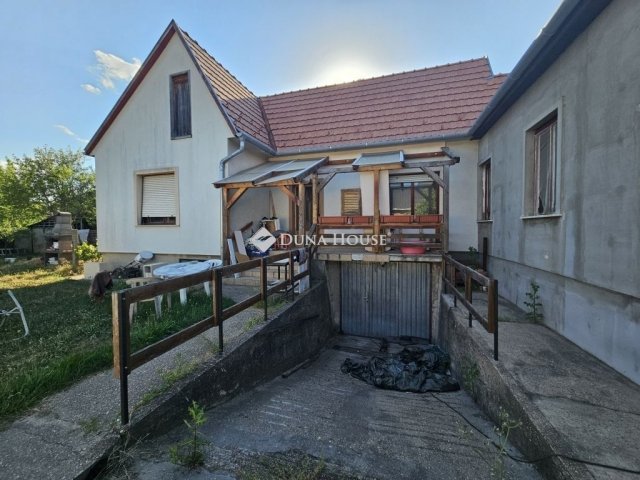 Eladó családi ház, Esztergomban 83.9 M Ft, 3 szobás