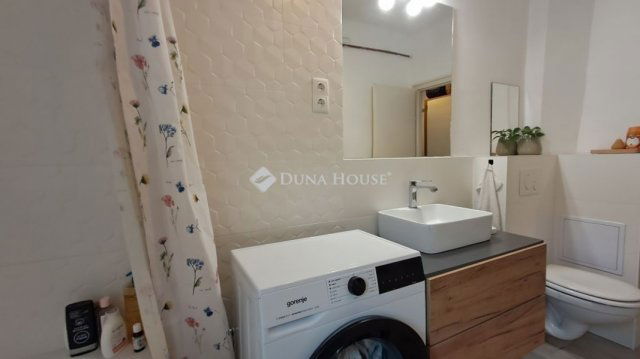 Eladó téglalakás, Pécsett 55.9 M Ft, 2 szobás