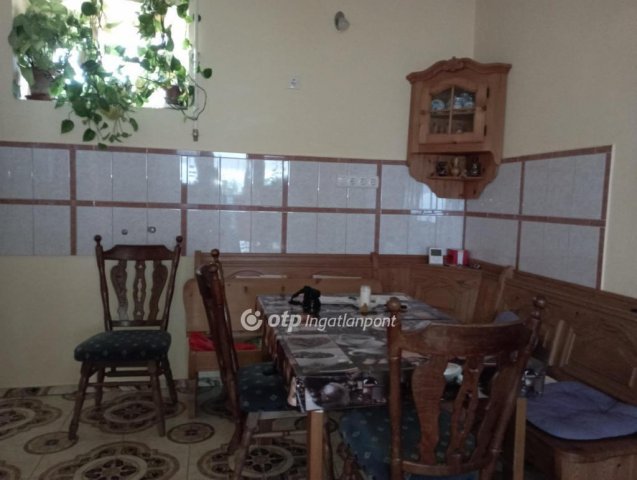 Eladó családi ház, Majson 20 M Ft, 2 szobás