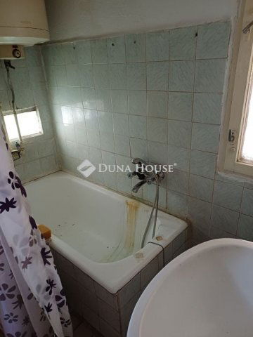 Eladó családi ház, Pécsett 39.99 M Ft, 4 szobás