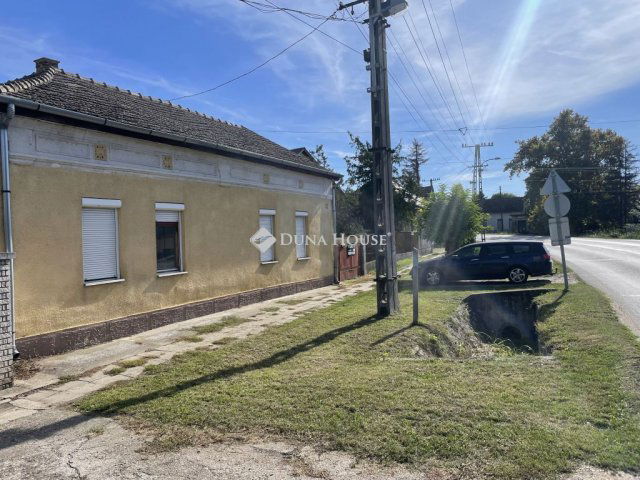 Eladó családi ház, Cecén 16 M Ft, 5 szobás