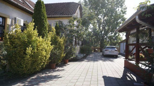 Eladó családi ház, Sarudon 90 M Ft, 7 szobás
