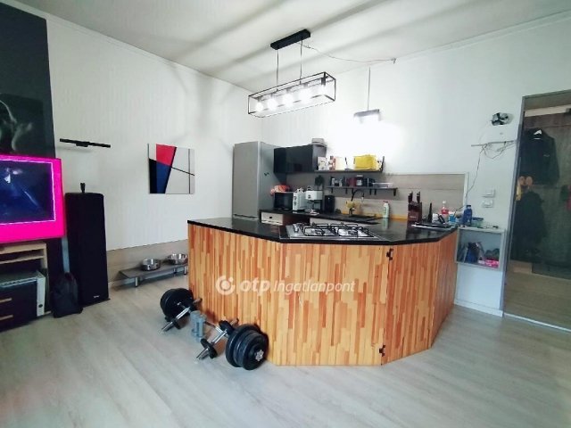 Eladó téglalakás, Ajkán 14.9 M Ft, 1 szobás