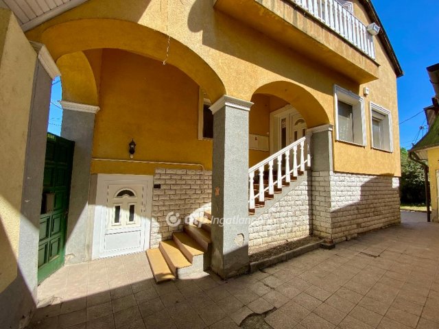 Eladó családi ház, Esztergomban 179 M Ft, 6+1 szobás