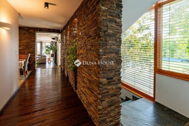 Eladó családi ház, Pécsett 460 M Ft, 8 szobás