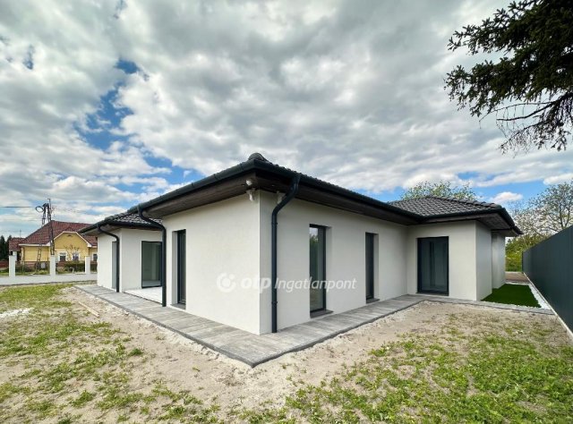 Eladó ikerház, Cegléden 135 M Ft, 4 szobás