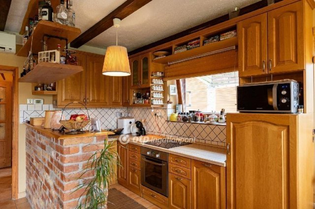 Eladó családi ház, Balatonalmádiban 219.9 M Ft, 6 szobás