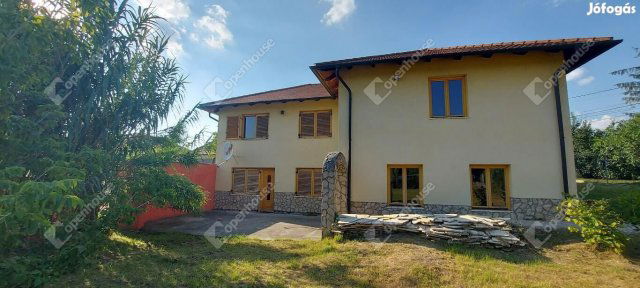 Eladó családi ház, Komáromban 135 M Ft, 5 szobás