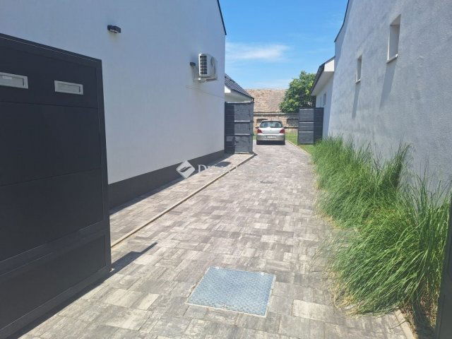 Eladó családi ház, Baján 98.6 M Ft, 4+2 szobás