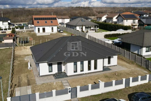 Eladó ikerház, Nagytarcsán 119.9 M Ft, 4 szobás