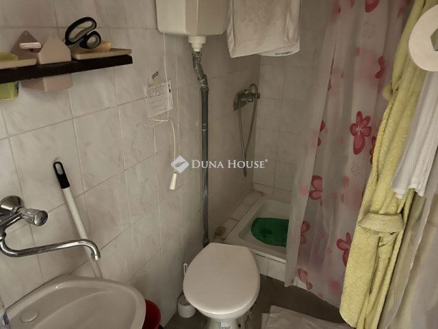 Eladó téglalakás, Pécsett 29.9 M Ft, 1 szobás