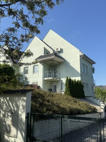 Eladó téglalakás, Győrött 97 M Ft, 4 szobás