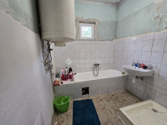 Eladó családi ház, Komlón 29.9 M Ft, 3 szobás