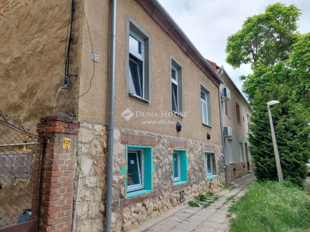 Eladó családi ház, Pécsett 75.9 M Ft, 4 szobás