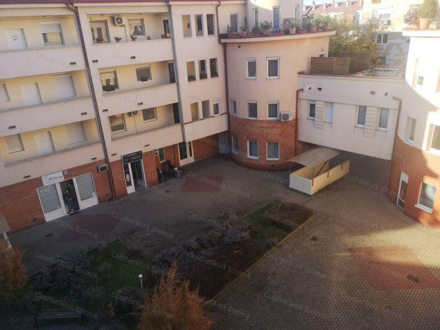 Eladó téglalakás, Szolnokon 62.5 M Ft, 4+1 szobás