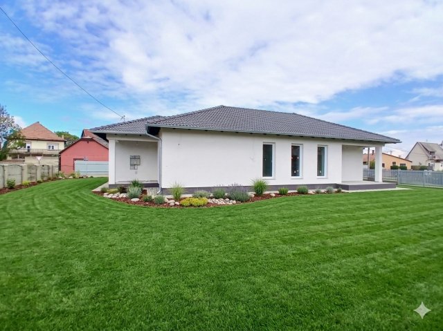 Eladó családi ház, Szigetszentmiklóson 129 M Ft, 5 szobás