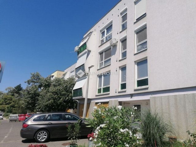 Eladó panellakás, Pécsett 73.9 M Ft, 3 szobás