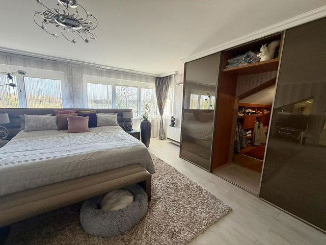 Eladó családi ház, Vácon 690 M Ft, 7+1 szobás