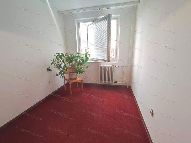 Eladó panellakás, Szolnokon 24.99 M Ft, 2 szobás