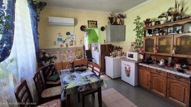 Eladó családi ház, Mendén 59.9 M Ft, 4 szobás