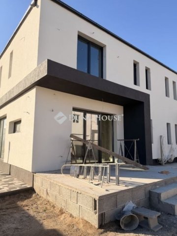Eladó ikerház, Budapesten, XVIII. kerületben 149.9 M Ft, 5 szobás