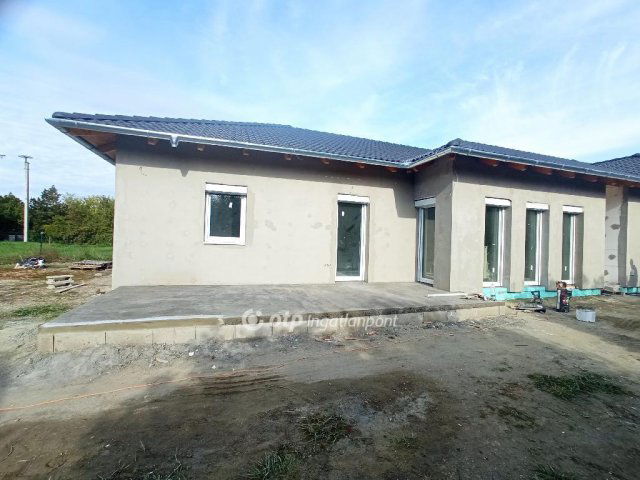 Eladó ikerház, Pusztaszabolcson 71.99 M Ft, 4 szobás